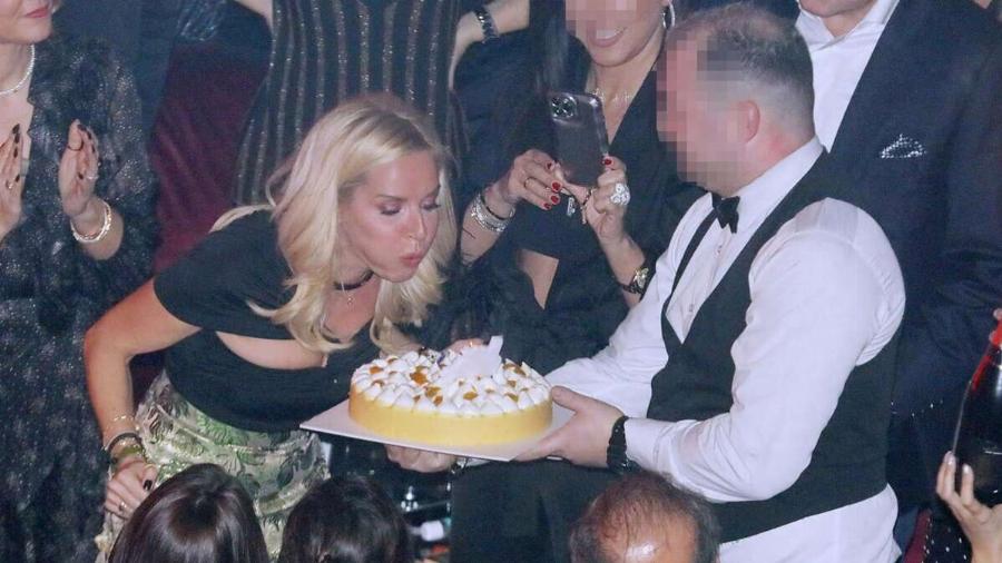 Το ανακοίνωσε ο Ρέμος από το μικρόφωνο και χειροκροτούσε όλο το μαγαζί: Μεγάλες χαρές για τη Μαρία Μπεκατώρου