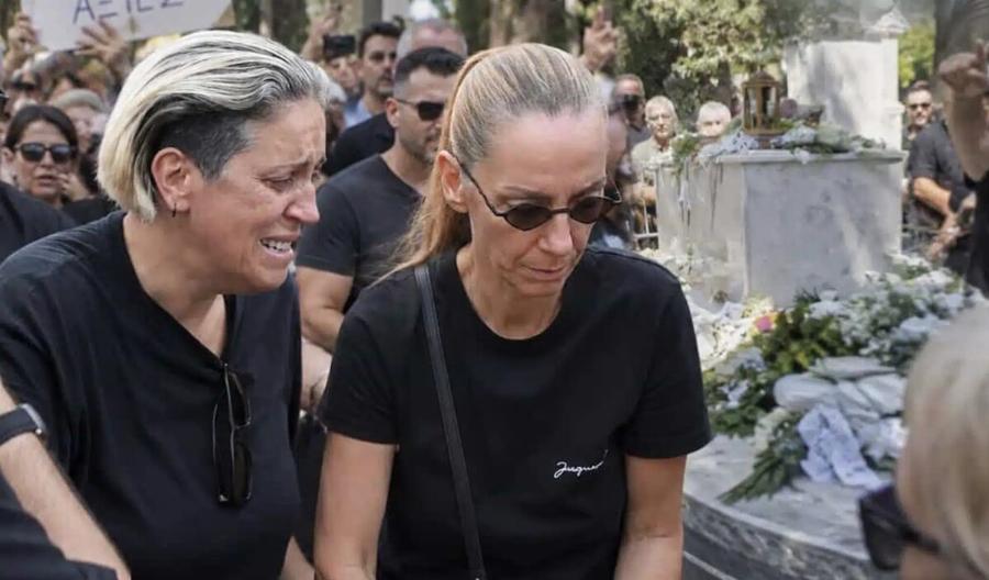 Όσα δεν έδειξαν οι κάμερες στην Κηδεία Μαζωνάκη: Οργή λαού στις αδερφές του – «Φύγετε δεν είστε άξιες» – Ο τάφος που έσπασε και ο τσαμπουκάς