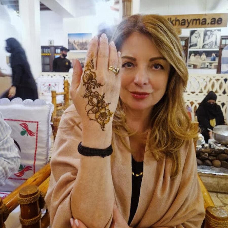 Xαμoς από σχόλια κάτω από τη φωτογραφία της Άντζελας Γκερέκου: Στα 66 της Toλμnσε κι έκανε τεράστιο τατουάζ στο χέρι της