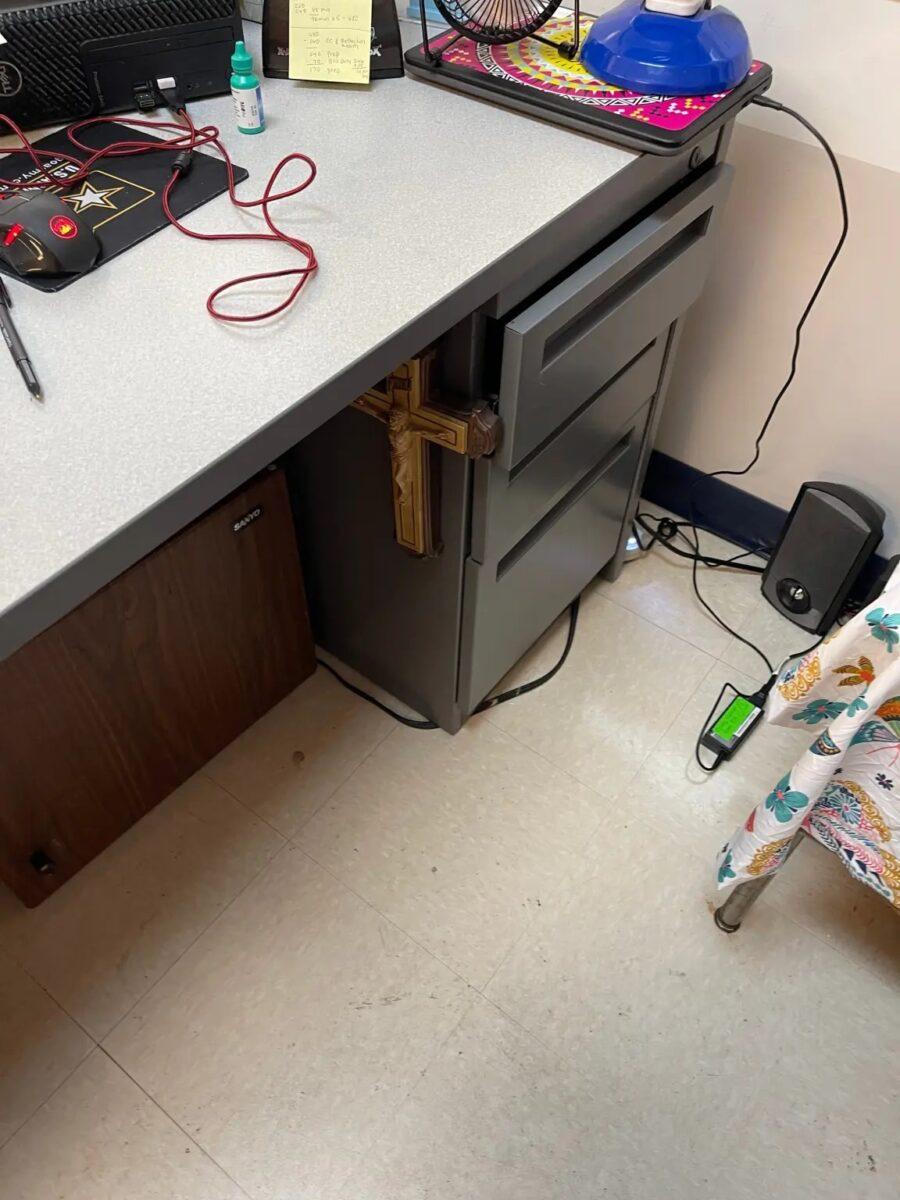 Δασκάλα τέθηκε σε διαθεσιμότητα επειδή αρνήθηκε να κατεβάσει έναν σταυρό από τον τοίχο της τάξης