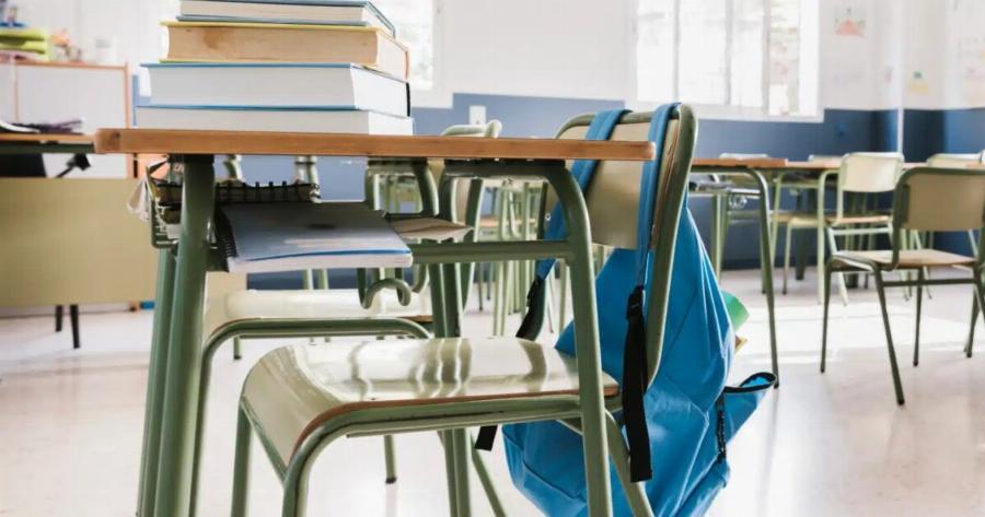 Δασκάλα τέθηκε σε διαθεσιμότητα επειδή αρνήθηκε να κατεβάσει έναν σταυρό από τον τοίχο της τάξης