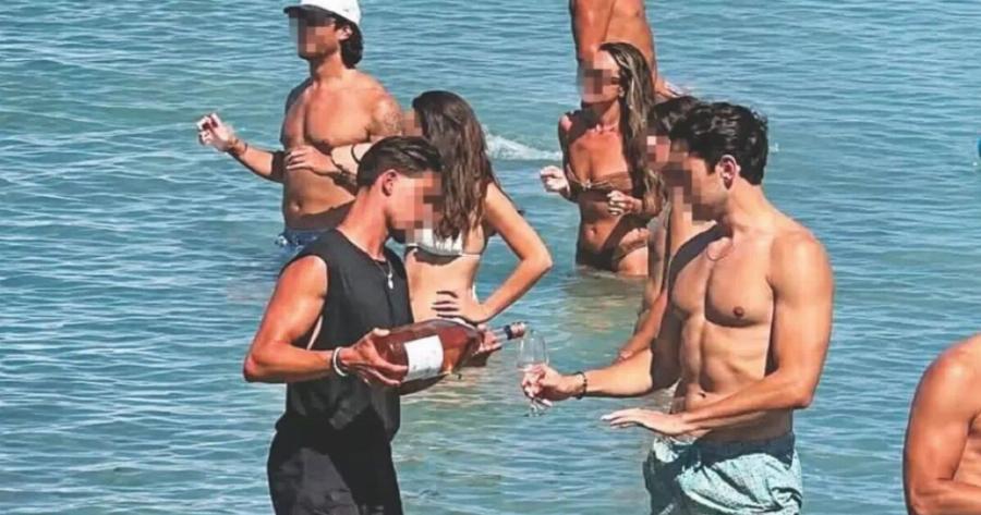 Αντιδράσεις για beach bar στην Πάρο: Σερβιτόροι μεταφέρουν ποτά μέσα στο νερό