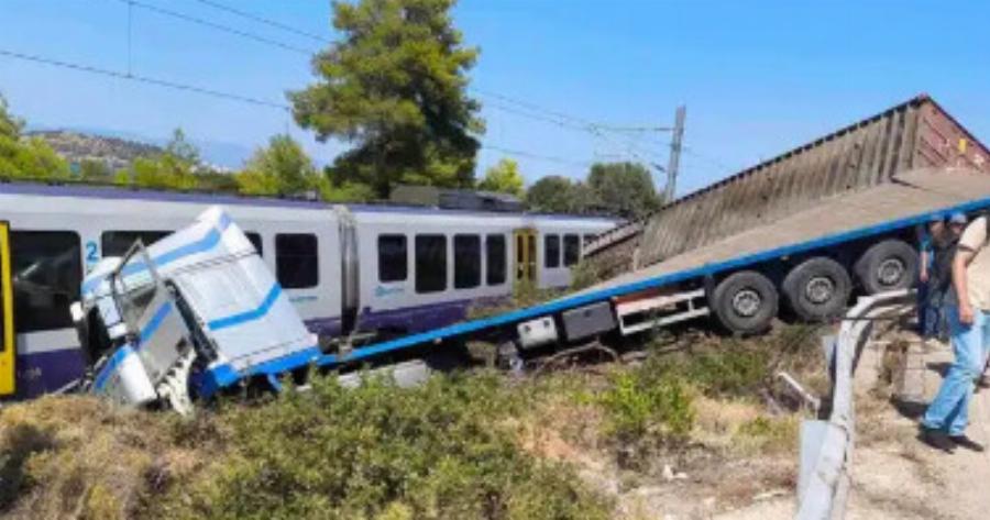 Εύβοια: Τρεις τραυματίες από τη σύγκρουση φορτηγού με τρένο με 130 επιβάτες – Νέες φωτογραφίες