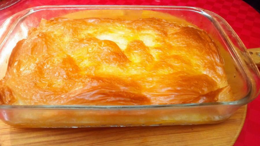 Παραδοσιακό γαλακτομπούρεκο με αφράτη κρέμα και τραγανό φύλλο