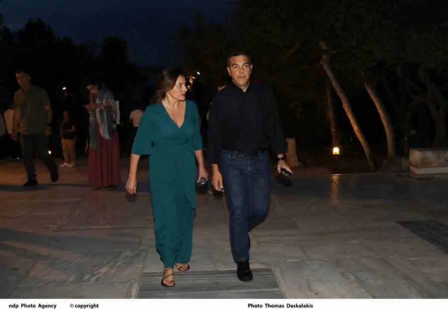 Όλοι γύρισαν να κοιτάξουν την εντυπωσιακή Μπέττυ Μπαζιάνα στο πλευρό του Τσίπρα στο στο Ηρώδειο