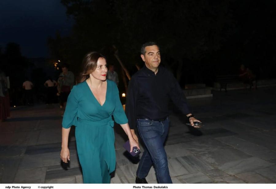 Όλοι γύρισαν να κοιτάξουν την εντυπωσιακή Μπέττυ Μπαζιάνα στο πλευρό του Τσίπρα στο στο Ηρώδειο