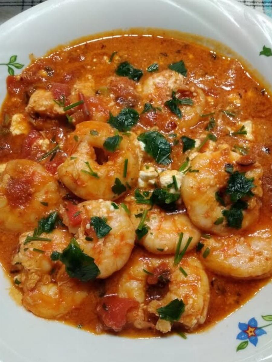 Γαρίδες σαγανάκι όπως στην ταβέρνα – με ένα υλικό που απογειώνει τη γεύση