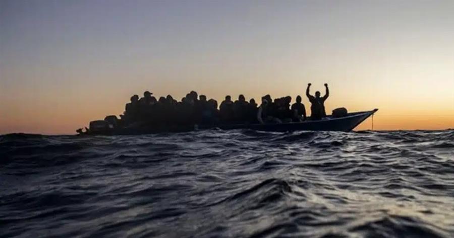 Γέμισε η θάλασσα πτώματα: Νέα τραγωδία με 53 νεκρούς, ανάμεσά τους δύο μωρά – Αναποδογύρισε το σκάφος που τους μετέφερε