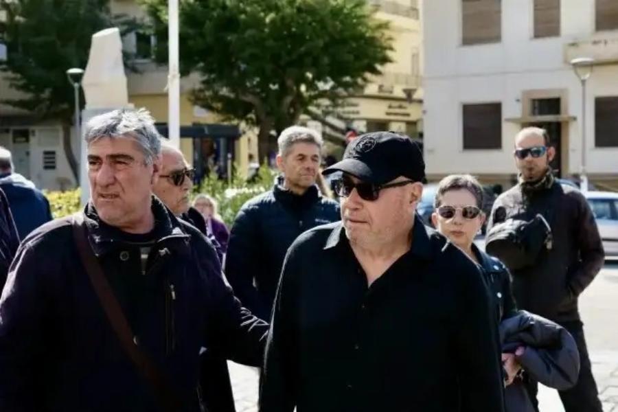 Θρήνος και οδύνη στην κηδεία του Μανώλη Λιδάκη: Τραγικές φιγούρες τα αδέλφια του – Οι καλλιτέχνες που έδωσαν το παρών
