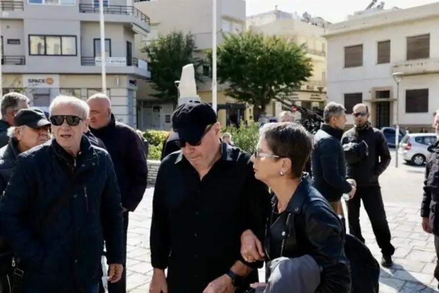 Θρήνος και οδύνη στην κηδεία του Μανώλη Λιδάκη: Τραγικές φιγούρες τα αδέλφια του – Οι καλλιτέχνες που έδωσαν το παρών