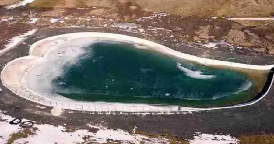 Mέτσοβο: H λίμνη του έρωτα που έχει σχήμα καρδιάς και σμαραγδένια νερά