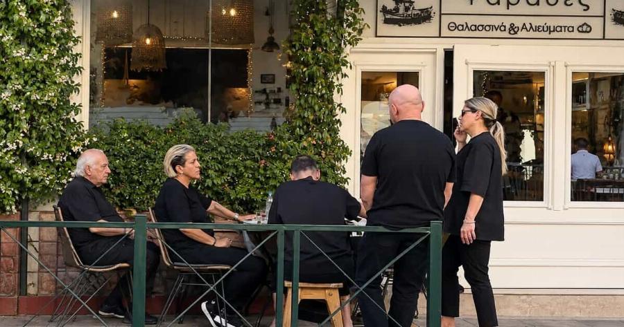 Σε ψαροταβέρνα η οικογένεια Μαζωνάκη μετά την κηδεία: Όλο τον κατάλογο παρήγγειλαν οι αδερφές του – Δείτε καρέ-κάρε τις στιγμές