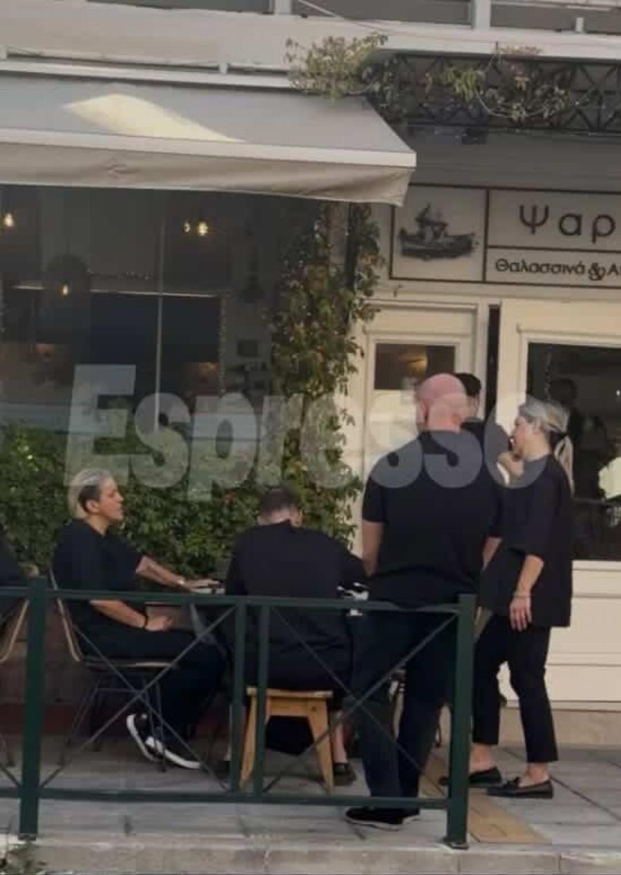 Σε ψαροταβέρνα η οικογένεια Μαζωνάκη μετά την κηδεία: Όλο τον κατάλογο παρήγγειλαν οι αδερφές του – Δείτε καρέ-κάρε τις στιγμές