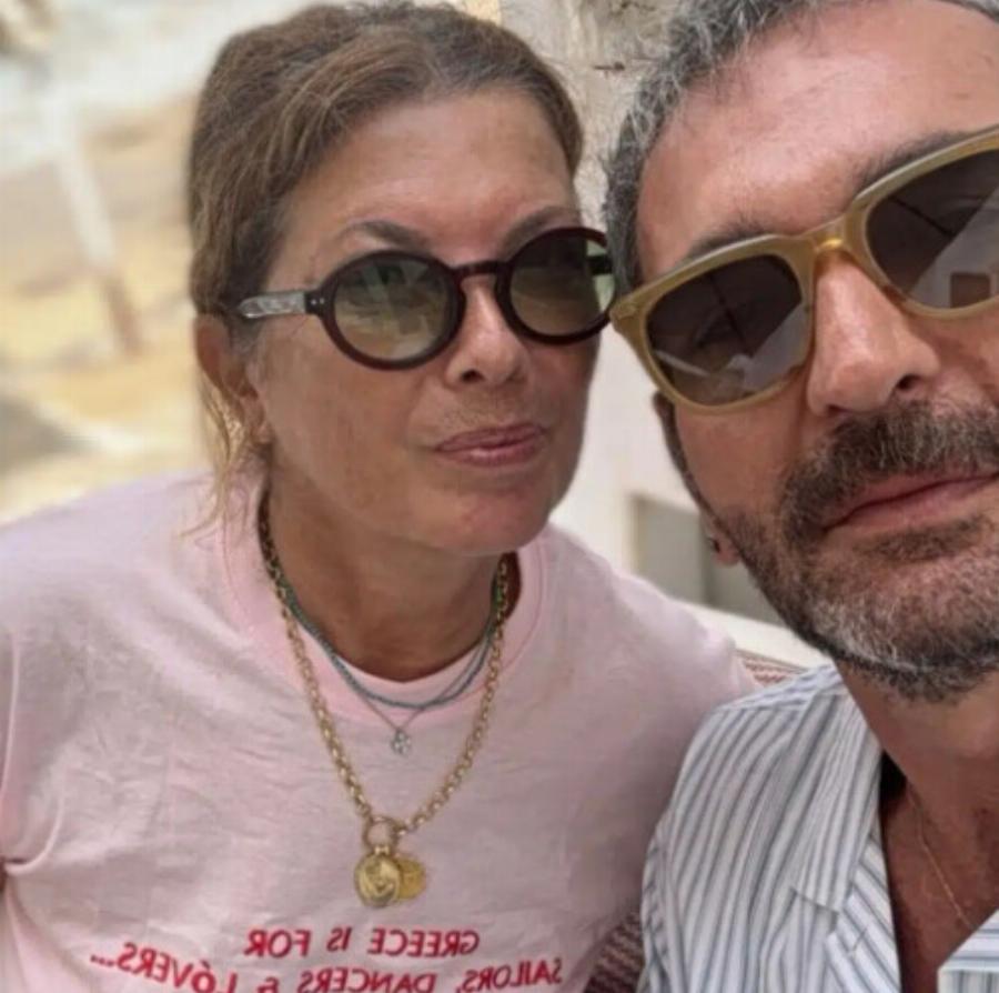 Σοφία Αλιμπέρτη: Στρώνει το τραπέζι στο σπίτι της στην Πάρο