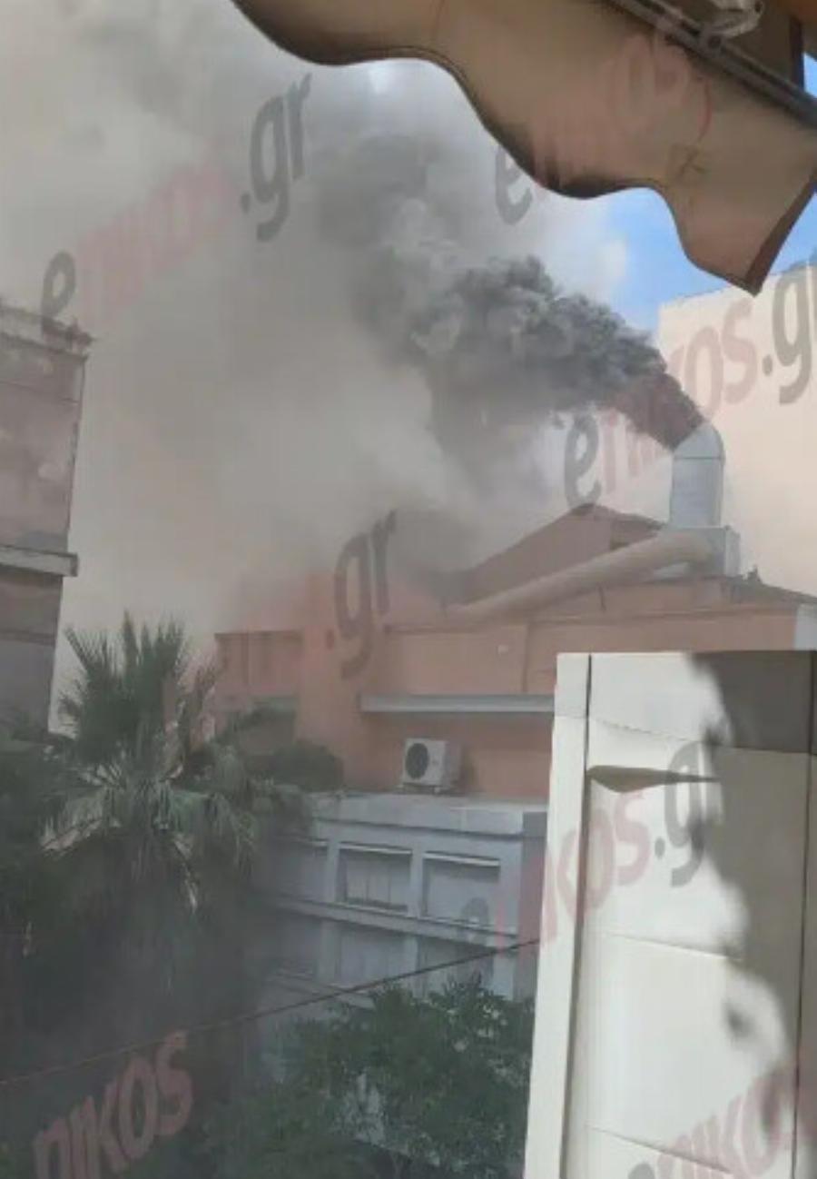 Μεγάλη φωτιά στο κέντρο του Πειραιά