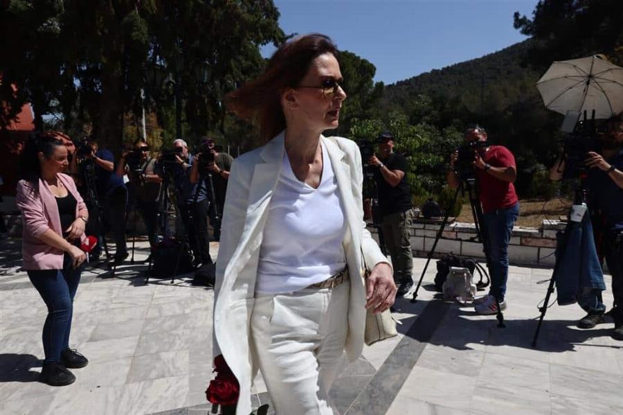 Όλοι παρατηρήσαν το στεφάνι της Κάτιας Δανδουλάκη και δάκρυσαν: Το στεφάνι στην Knδεiα του Νίκου Γαλανού που pαγισε καρδιές