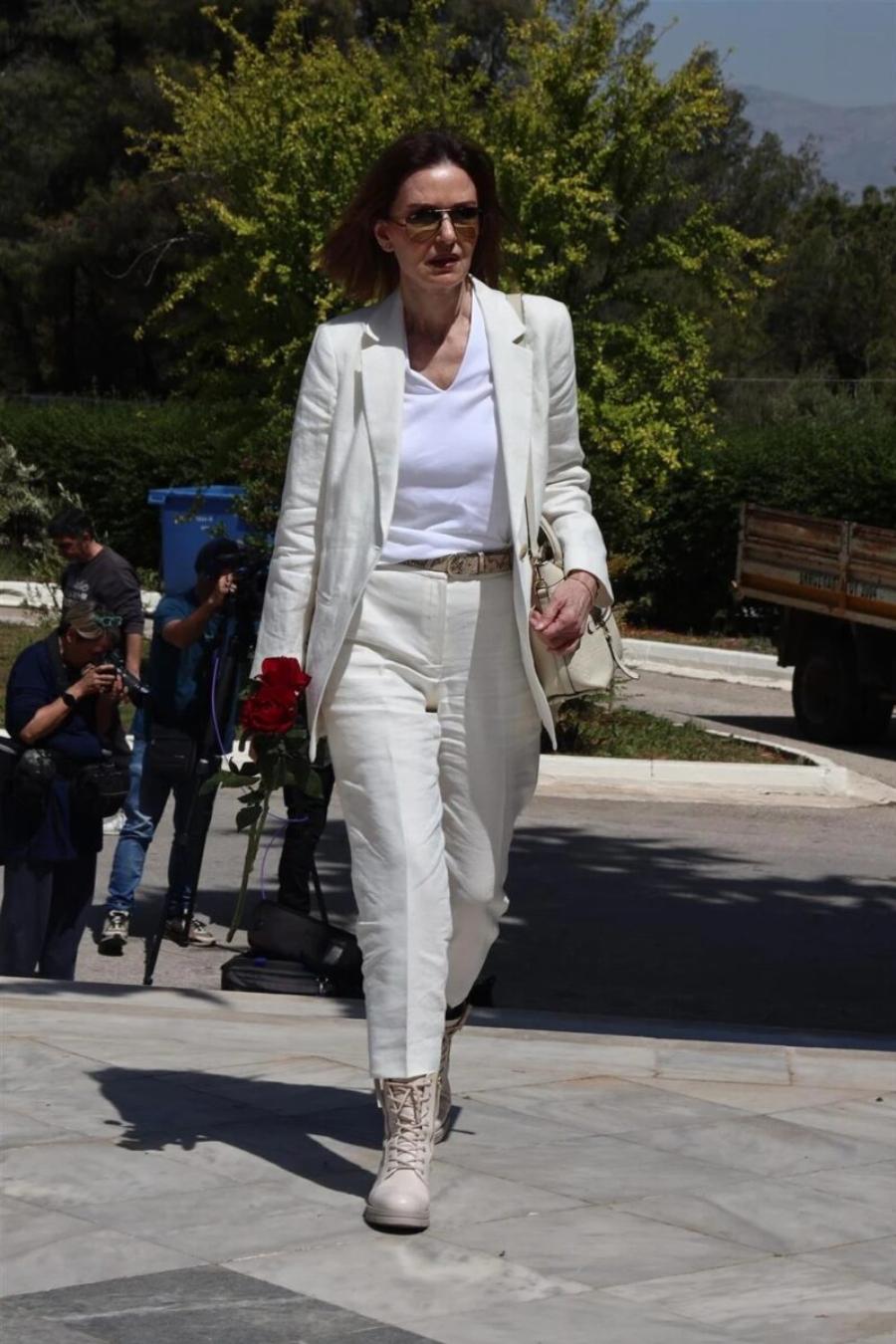 Όλοι παρατηρήσαν το στεφάνι της Κάτιας Δανδουλάκη και δάκρυσαν: Το στεφάνι στην Knδεiα του Νίκου Γαλανού που pαγισε καρδιές