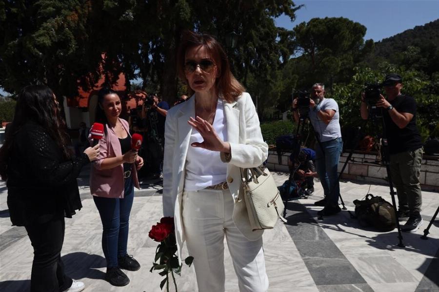 Όλοι παρατηρήσαν το στεφάνι της Κάτιας Δανδουλάκη και δάκρυσαν: Το στεφάνι στην Knδεiα του Νίκου Γαλανού που pαγισε καρδιές