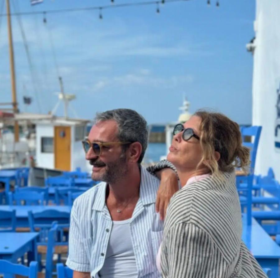 Σοφία Αλιμπέρτη: Στρώνει το τραπέζι στο σπίτι της στην Πάρο