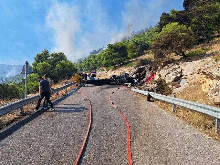 Συντριβή πυροσβεστικών ελικοπτέρων στη φωτιά της Ψάθας – Χωρίς τις αισθήσεις τους το πλήρωμα του ενός