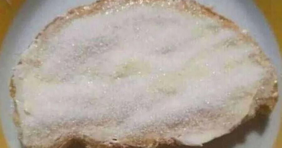 Βρεγμένο ψωμί με ζάχαρη: Το λατρεμένο σνακ που μάθαμε από τις γιαγιάδες μας