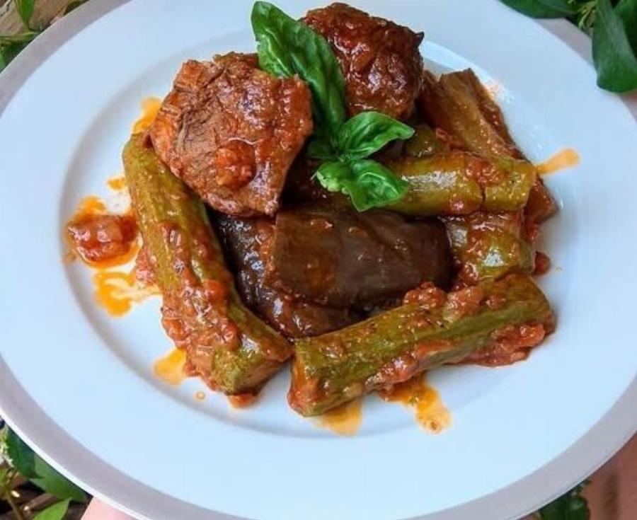 Κοκκινιστό μοσχαράκι με κολοκυθάκια και μελιτζάνες – εύκολη συνταγή