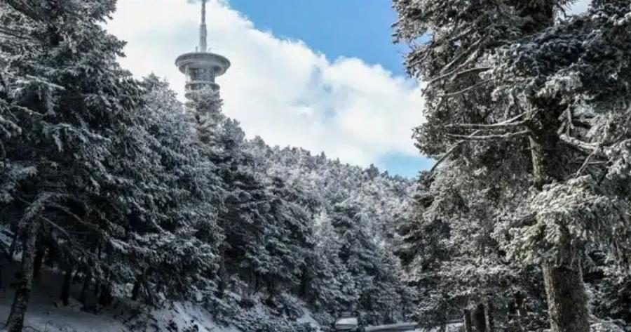 ΕΚΤΑΚTO: Ξεκίνησε η σφοδρή χιονόπτωση στην Πάρνηθα