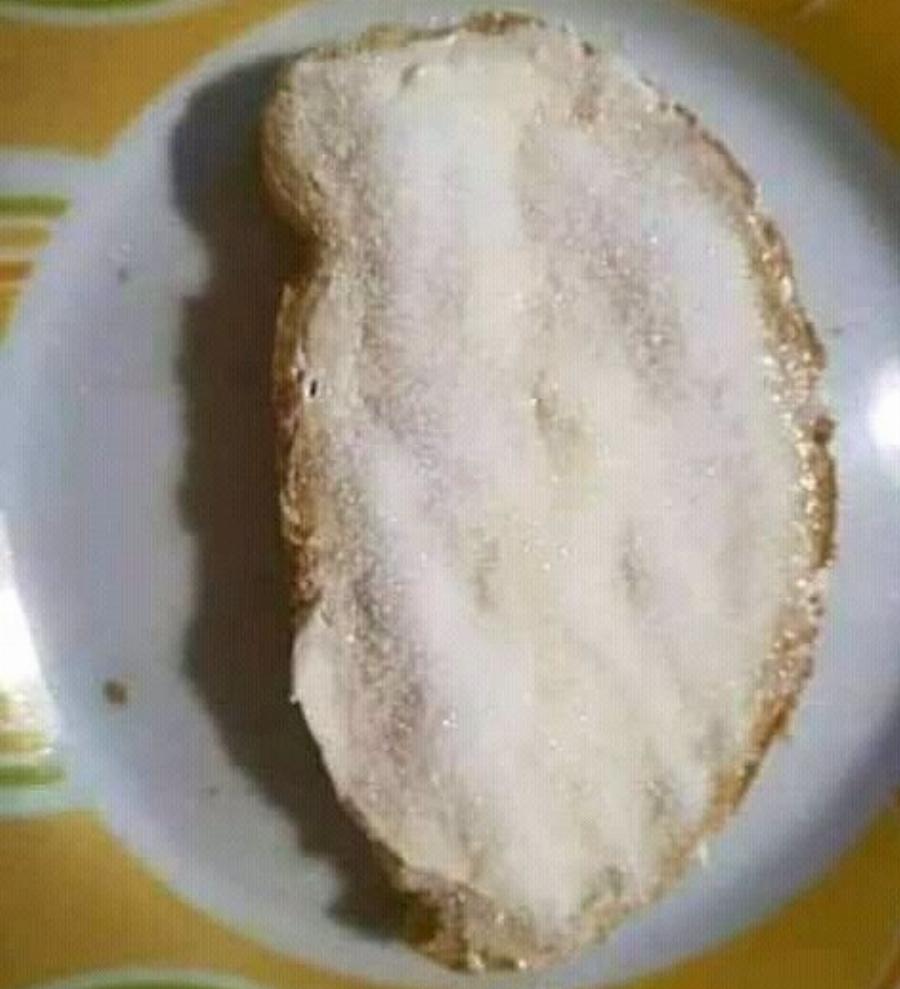 Βρεγμένο ψωμί με ζάχαρη: Το λατρεμένο σνακ που μάθαμε από τις γιαγιάδες μας