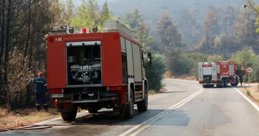 Έκτακτο μεγάλη φωτιά τώρα κοντα σε σπίτια – Συναγερμός στην Πυροσβεστική