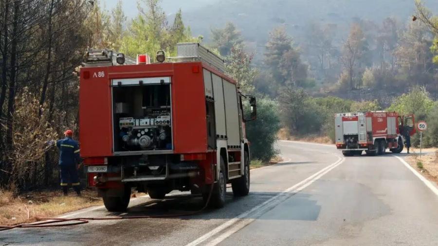 Έκτακτο μεγάλη φωτιά τώρα κοντα σε σπίτια – Συναγερμός στην Πυροσβεστική