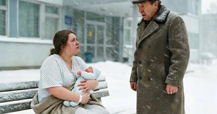 Ο θείος ήρθε να πάρει τη ανιψιά του και το νεογέννητο από το μαιευτήριο, αλλά τη είδε να κάθεται σε ένα παγκάκι, ξυπόλυτη, με το μωρό στην αγκαλιά