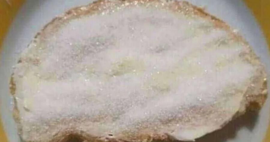 Βρεγμένο ψωμί με ζάχαρη: Το λατρεμένο σνακ που μάθαμε από τις γιαγιάδες μας