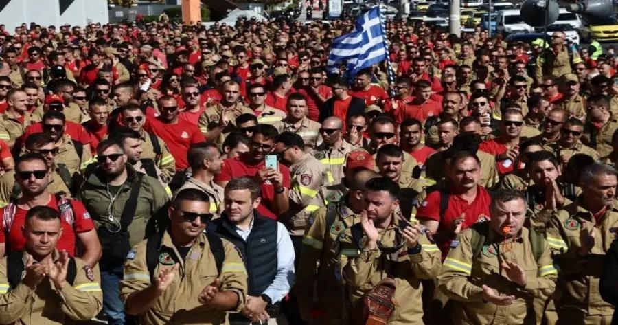 Εποχικοί πυροσβέστες: Το καλοκαίρι ήρωες, τον χειμώνα ξύλo και δακρυγoνα