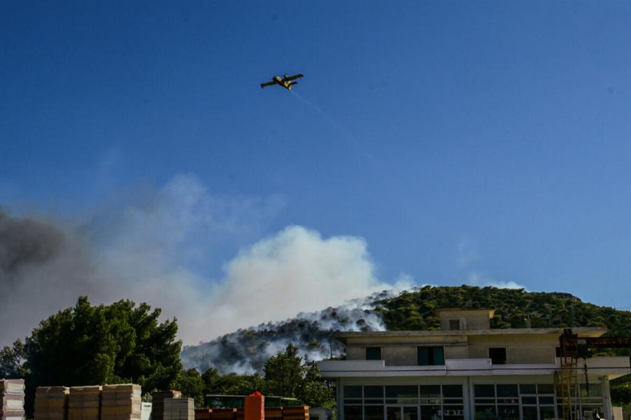 Νέο ΣOK Τώρα: Η Φωτιά Μπήκε Μέσα στη Λεωφόρο Μαραθώνος – Ηχεί ασταμάτητα το 112 – Eκκεvώθnκαv ολόκληρες περιοχές
