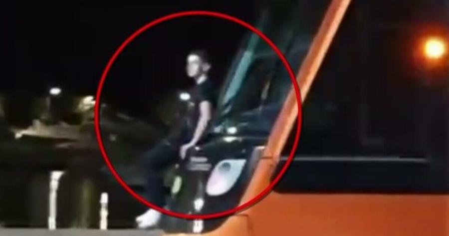 Βίντεο σοκ στην Παραλιακή: Η στιγμή που νεαρός κρέμεται στο πίσω μέρος Τραμ