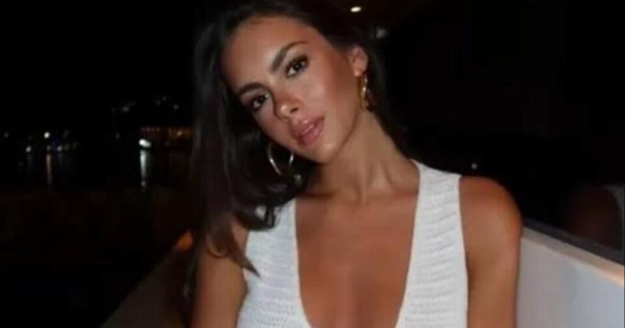 Ίσως η πιο… περιζήτητη νύφη στην Ελλάδα: Χαμός στην Σίφνο με την μελαχρινή καλλονή με το μπλε φόρεμα, μόλις κατάλαβαν ποια έχει αδερφή… – Γόνος πολύ πλούσιας οικογένειας Ελλήνων