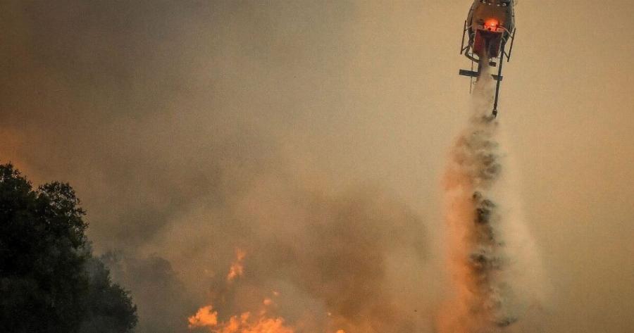 Εκτός ελέγχου η πύρινη κόλαση: Στις φλόγες πολλά σπίτια – Έρχονται 6 αεροσκάφη από Ευρώπη