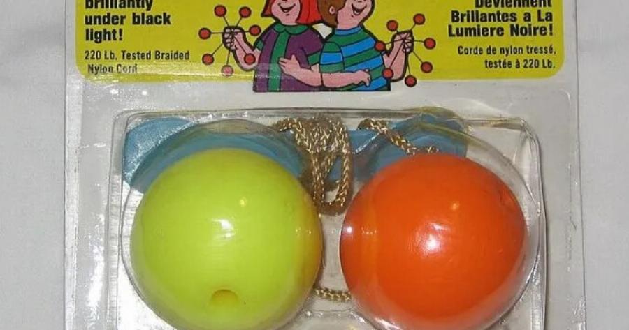 Τάκα Τάκα: Tο δημοφιλές παιχνίδι της δεκαετίας του ’70 που απαγορεύτηκε ως επıκίνδυνο και έγινε τραγούδι