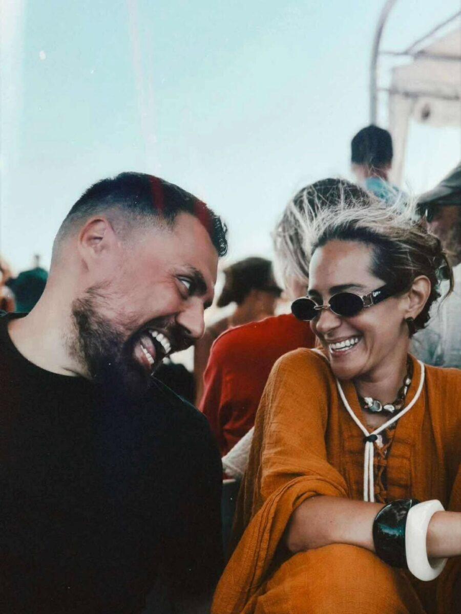 Ξέγνοιαστες στιγμές περνά στη Φολέγανδρο η Νατάσσα Μποφίλιου