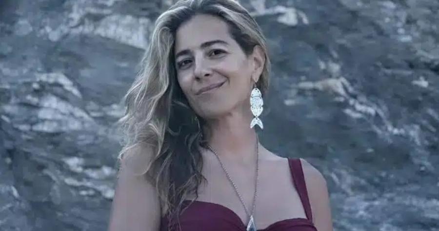 Ξέγνοιαστες στιγμές περνά στη Φολέγανδρο η Νατάσσα Μποφίλιου