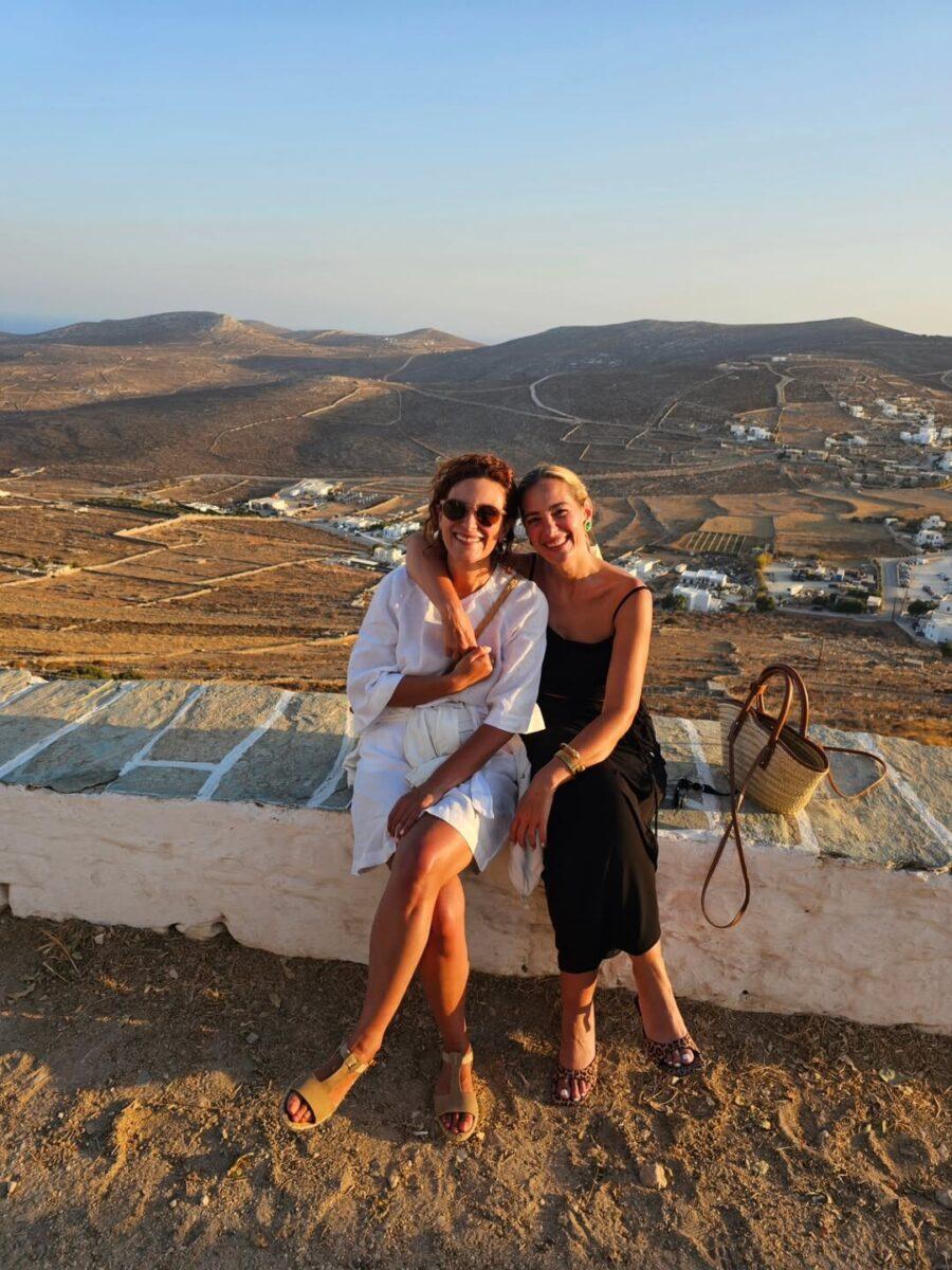 Ξέγνοιαστες στιγμές περνά στη Φολέγανδρο η Νατάσσα Μποφίλιου