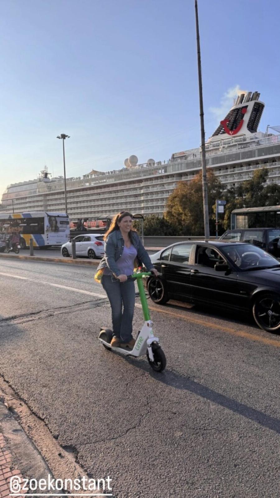 Ζωή Κωνσταντοπούλου: Με πατίνι στον Πειραιά η πρόεδρος της Πλεύσης Ελευθερίας