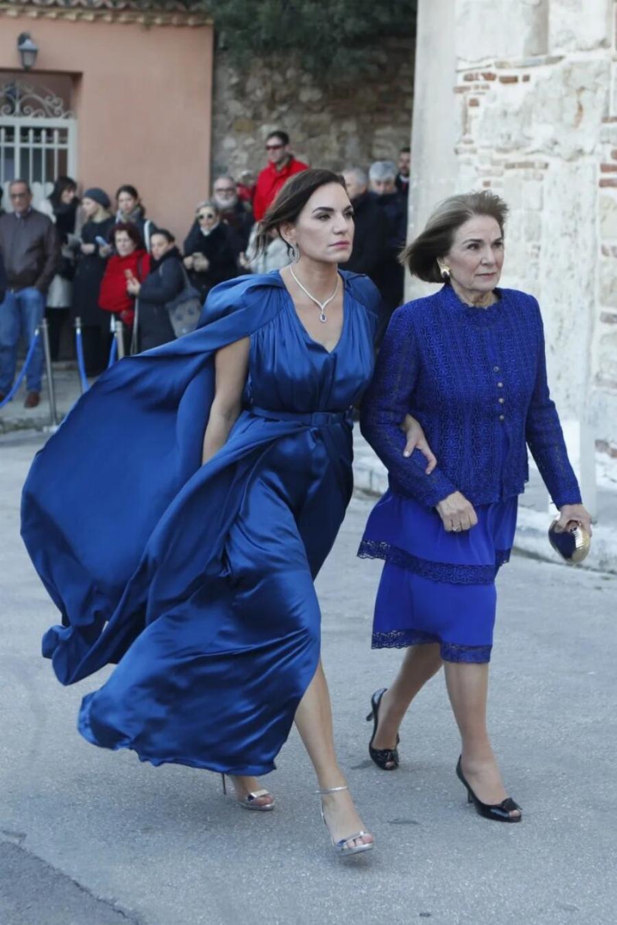 Γάμος Ντεγκρές – Βαρδινογιάννη: Κατέφτασαν οι πρώτοι καλεσμένοι στον Άγιο Νικόλαο Ραγκαβά