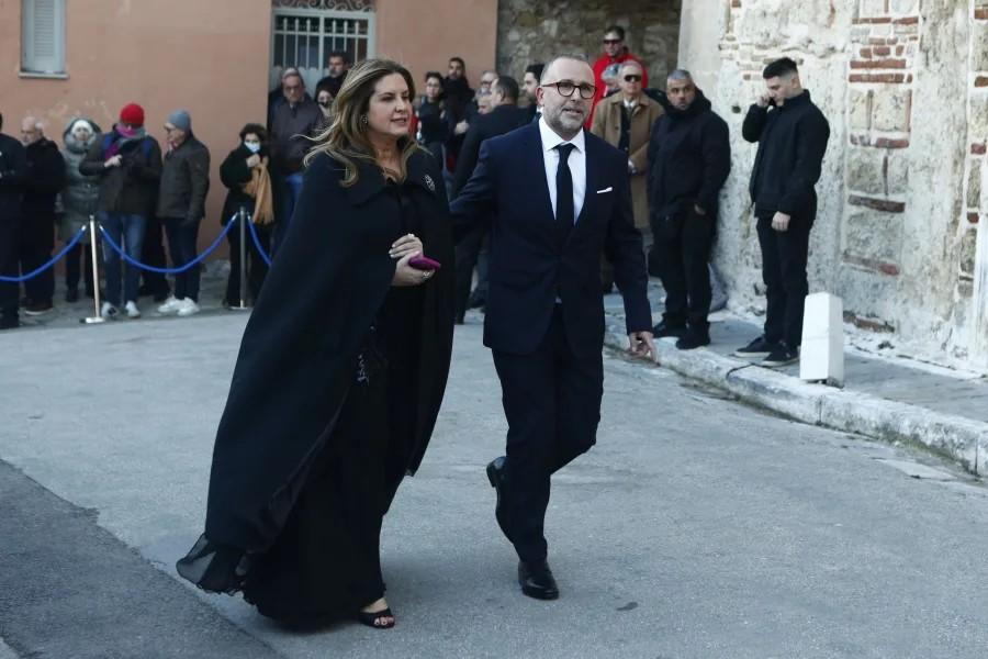 Γάμος Ντεγκρές – Βαρδινογιάννη: Κατέφτασαν οι πρώτοι καλεσμένοι στον Άγιο Νικόλαο Ραγκαβά