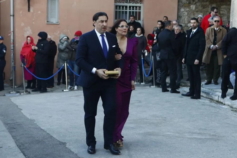 Γάμος Ντεγκρές – Βαρδινογιάννη: Κατέφτασαν οι πρώτοι καλεσμένοι στον Άγιο Νικόλαο Ραγκαβά