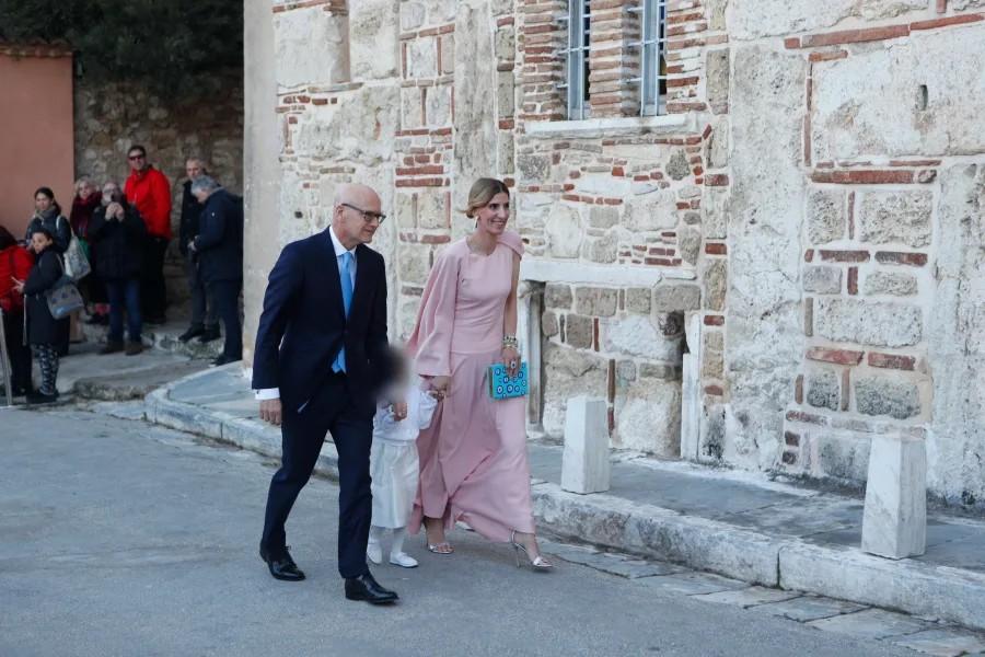 Γάμος Ντεγκρές – Βαρδινογιάννη: Κατέφτασαν οι πρώτοι καλεσμένοι στον Άγιο Νικόλαο Ραγκαβά