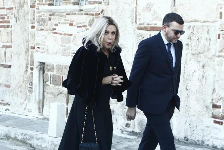 Γάμος Ντεγκρές – Βαρδινογιάννη: Κατέφτασαν οι πρώτοι καλεσμένοι στον Άγιο Νικόλαο Ραγκαβά