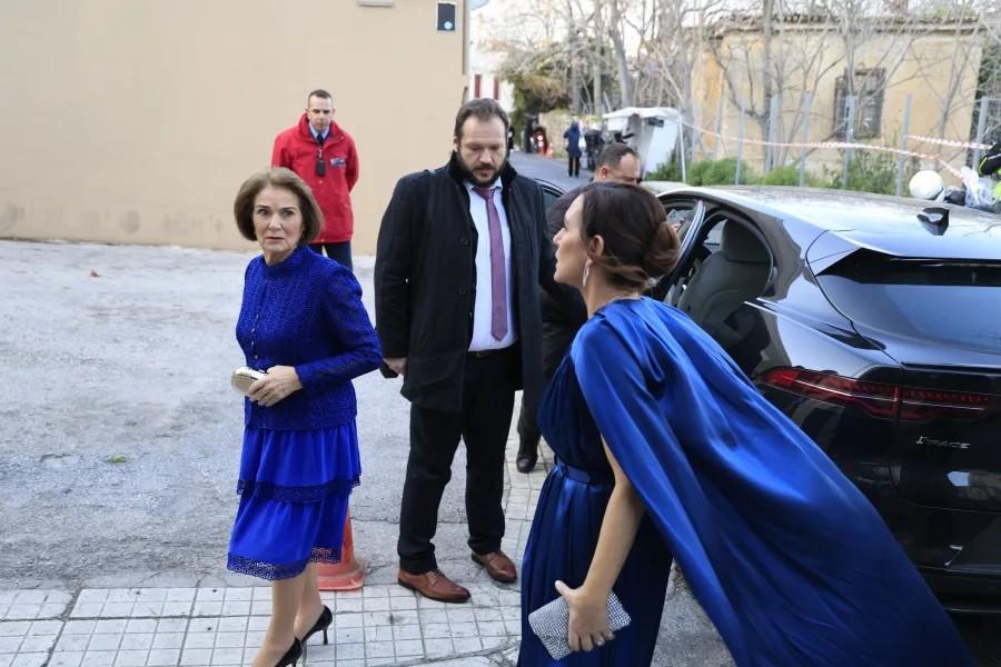 Γάμος Ντεγκρές – Βαρδινογιάννη: Κατέφτασαν οι πρώτοι καλεσμένοι στον Άγιο Νικόλαο Ραγκαβά