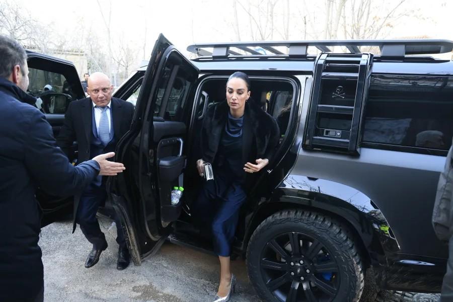 Γάμος Ντεγκρές – Βαρδινογιάννη: Κατέφτασαν οι πρώτοι καλεσμένοι στον Άγιο Νικόλαο Ραγκαβά