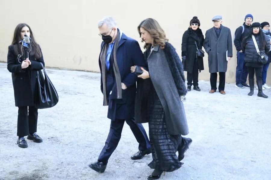 Γάμος Ντεγκρές – Βαρδινογιάννη: Κατέφτασαν οι πρώτοι καλεσμένοι στον Άγιο Νικόλαο Ραγκαβά